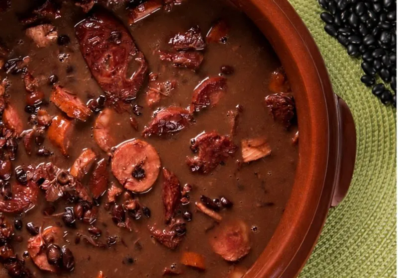Panela de feijoada servida no buffet do Ongarato 500